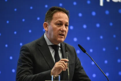 Πέτσας για ΠΑΣΟΚ: Ταυτίζεστε με τον Σάντσεθ που έσπασε τη γραμμή της Ευρώπης για να εξοπλίσει την Τουρκία