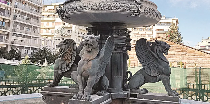 Πάτρα: «Στον αέρα» το σιντριβάνι της Πλ. Γεωργίου – Αγνωστο πότε θα επαναρχίσουν οι εργασίες συντήρησης του μνημείου