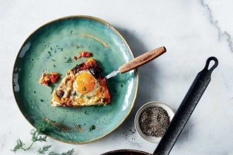 Πολίτικο σφουγγάτο με πιπεριές και μελιτζάνα