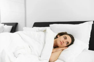 Ύπνος: Τι συμβαίνει αν κοιμάστε 6 ώρες κάθε βράδυ για 2 εβδομάδες