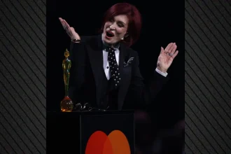 Ο Όζι Όσμπορν τιμήθηκε στα Brit Awards 2026, η χήρα του, Σάρον παρέλαβε το βραβείο