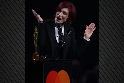 Ο Όζι Όσμπορν τιμήθηκε στα Brit Awards 2026, η χήρα του, Σάρον παρέλαβε το βραβείο