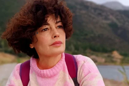 Σοφία Πανάγου: «Ένιωσα μια βαθιά συγκίνηση που επιστρέψαμε στο “Σόι”, αλλά ταυτόχρονα μια μεγάλη ασφάλεια και οικειότητα»