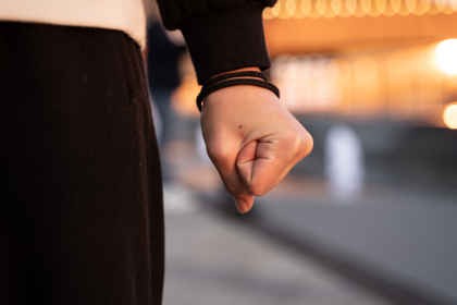 17χρονος ξυλοκόπησε συνομήλικο του σε τουαλέτες σχολείου