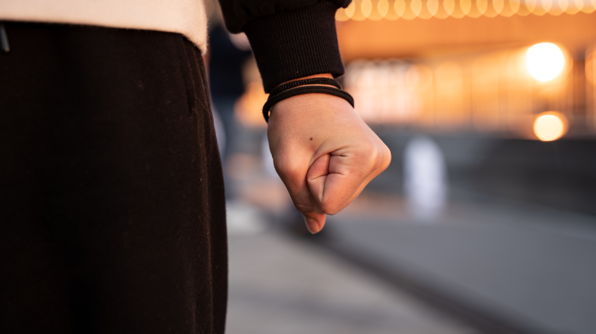 17χρονος ξυλοκόπησε συνομήλικο του σε τουαλέτες σχολείου