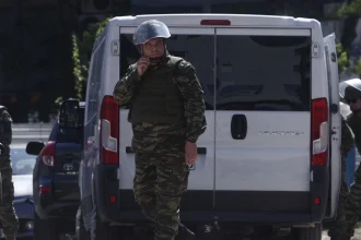 Χαλάνδρι: Ελεγχόμενη έκρηξη για δύο ύποπτες σακούλες έξω από το προξενείο της Ρωσίας