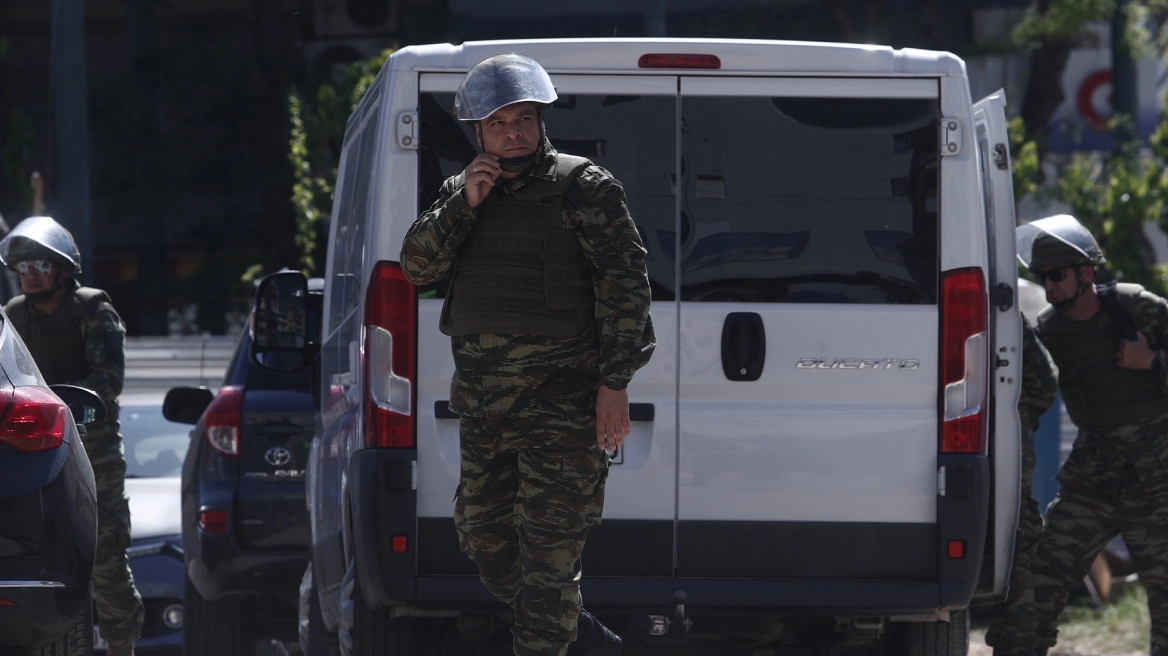 Χαλάνδρι: Ελεγχόμενη έκρηξη για δύο ύποπτες σακούλες έξω από το προξενείο της Ρωσίας