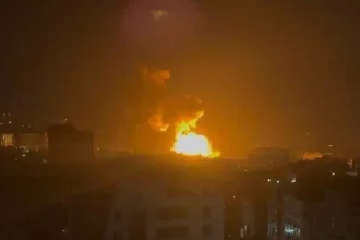 Μπαράζ σκληρών βομβαρδισμών του Ισραήλ στο Ιράν, σειρήνες στο Τελ Αβίβ