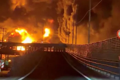 Μέση Ανατολή: «Κόλαση» στην Τεχεράνη μετά το ισραηλινό χτύπημα σε πετρελαϊκές εγκαταστάσεις - Τέσσερις νεκροί στη Βηρυτό - Πόλεμο 6 μηνών λέει ότι μπορεί ν’ αντέξει το Ιράν