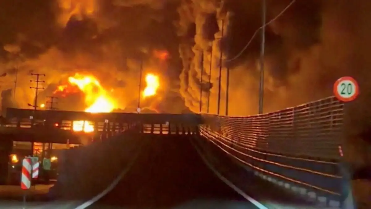 Μέση Ανατολή: «Κόλαση» στην Τεχεράνη μετά το ισραηλινό χτύπημα σε πετρελαϊκές εγκαταστάσεις - Τέσσερις νεκροί στη Βηρυτό - Πόλεμο 6 μηνών λέει ότι μπορεί ν’ αντέξει το Ιράν