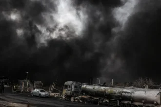 Μαύρος καπνός «πνίγει» την Τεχεράνη μετά τις επιθέσεις σε πετρελαϊκές εγκαταστάσεις – Ανησυχία για την τοξική βροχή