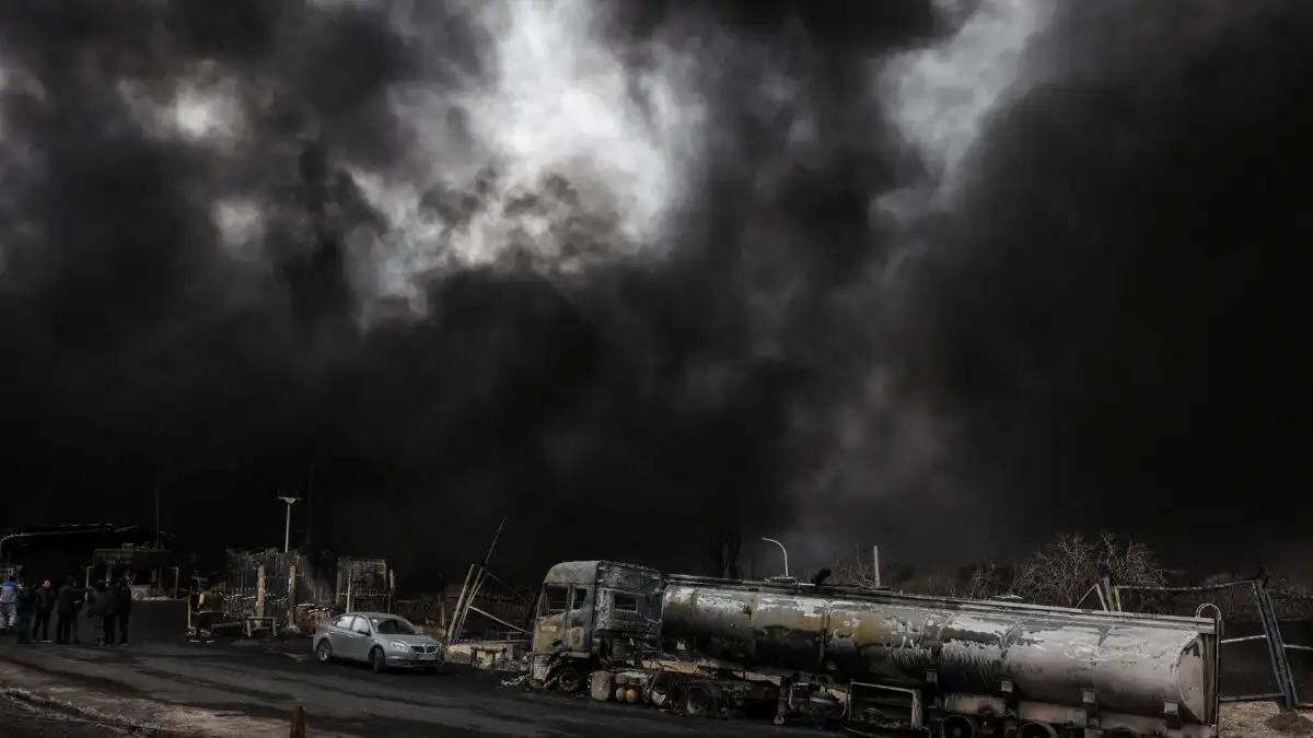 Μαύρος καπνός «πνίγει» την Τεχεράνη μετά τις επιθέσεις σε πετρελαϊκές εγκαταστάσεις – Ανησυχία για την τοξική βροχή