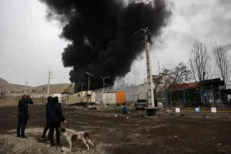 Συναγερμός για τη μαύρη «όξινη βροχή» που έπεσε στην Τεχεράνη μετά τους βομβαρδισμούς στις πετρελαϊκές εγκαταστάσεις