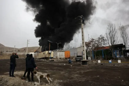 Συναγερμός για τη μαύρη «όξινη βροχή» που έπεσε στην Τεχεράνη μετά τους βομβαρδισμούς στις πετρελαϊκές εγκαταστάσεις