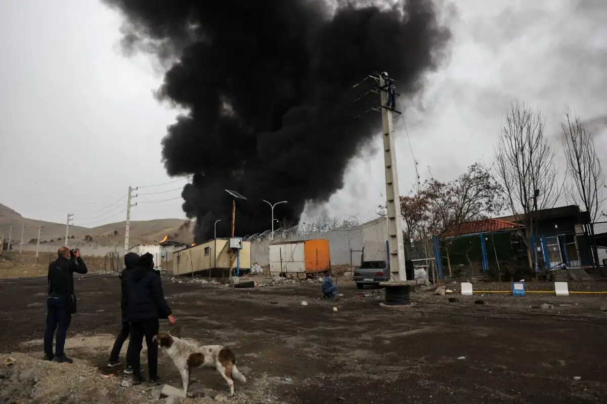 Συναγερμός για τη μαύρη «όξινη βροχή» που έπεσε στην Τεχεράνη μετά τους βομβαρδισμούς στις πετρελαϊκές εγκαταστάσεις