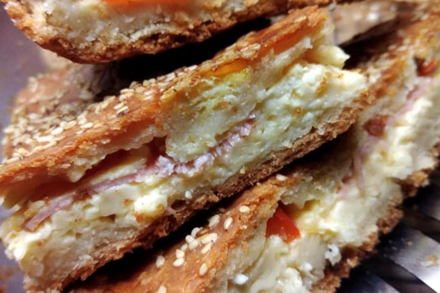 Τραγανή πίτα με γέμιση πίτσα