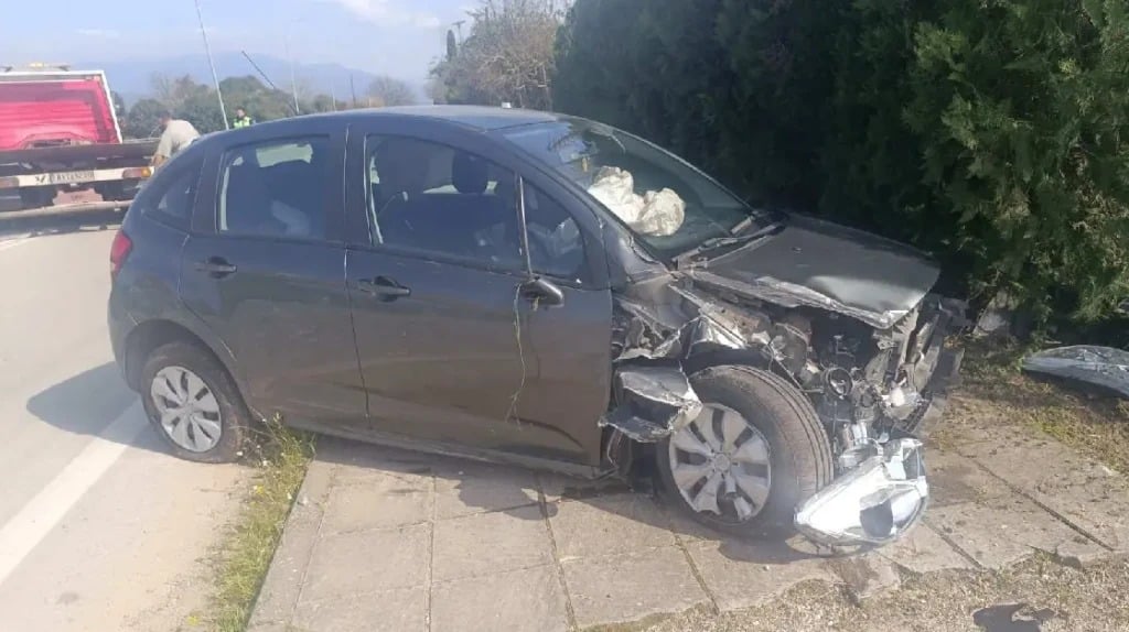 Δυτ. Ελλάδα: Σφοδρή σύγκρουση οχημάτων - Μία γυναίκα στο νοσοκομείο (ΦΩΤΟ)