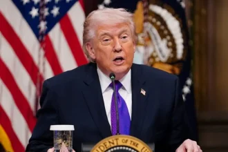 Ο Τραμπ κατηγόρησε την Τεχεράνη για την πολύνεκρη επίθεση σε σχολείο στο νότιο Ιράν - Τον διαψεύδουν αναλύσεις διεθνών ΜΜΕ