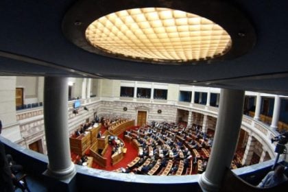 Βουλή: Πέρασε με 201 «υπέρ» η επιστολική ψήφος για τους απόδημους