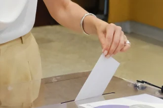 Δημοσκόπηση Opinion Poll: Στο 32,7% η ΝΔ με διαφορά 15,9 μονάδων από το ΠΑΣΟΚ - «Χαμηλές πτήσεις» για Καρυστιανού, Τσίπρα και Σαμαρά