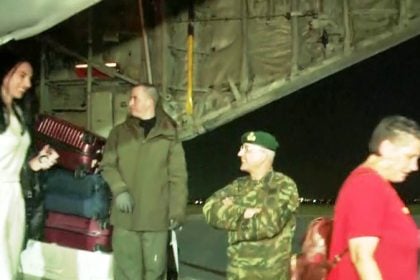 Στην Ελευσίνα το C-130 με 91 Ελληνες που επαναπατρίστηκαν από το Άμπου Ντάμπι - Χαμόγελα και ευχαριστίες προς τις ελληνικές Αρχές (ΒΙΝΤΕΟ)